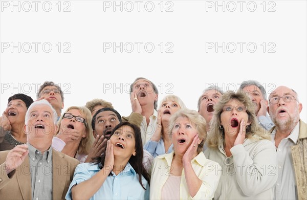 A group of shocked people looking up. Photo : momentimages