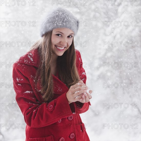 Woman making a snowball. Photo : Mike Kemp