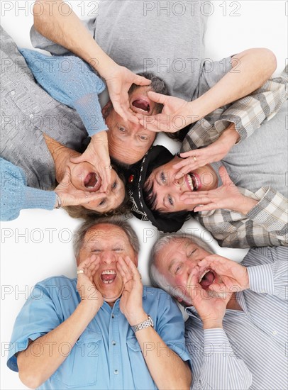 Five people lying on the floor and yelling. Photo : momentimages