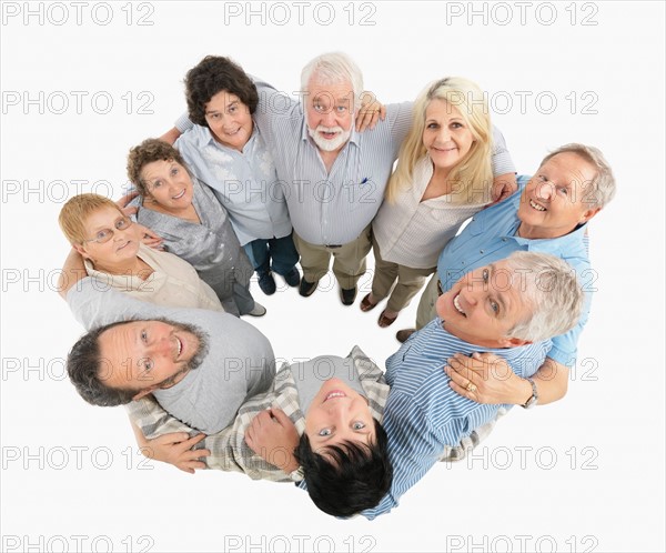 A group of people standing in a circle. Photo : momentimages