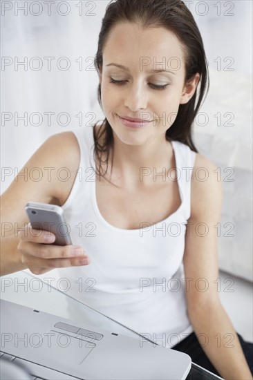 Pretty woman texting. Photo : momentimages