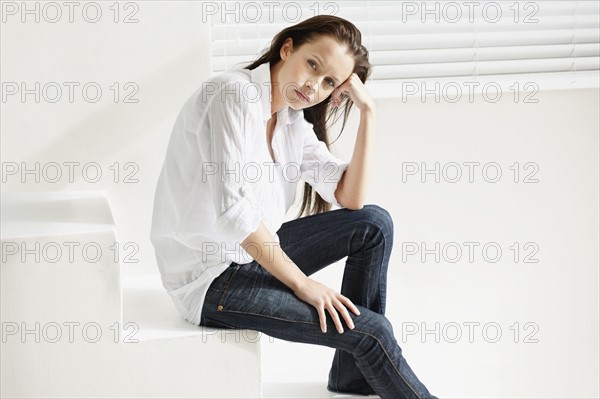 Casual woman sitting in stairs. Photo : momentimages