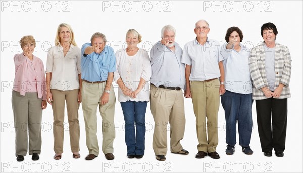 A group of people standing in a row. Photo : momentimages