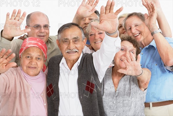 A group of people waving. Photo : momentimages