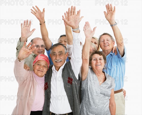 A group of people waving. Photo : momentimages