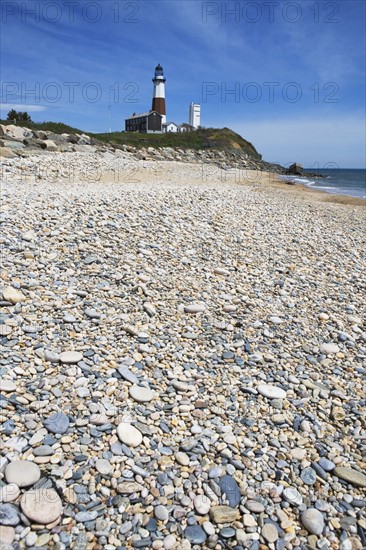 Beach with lighthouse in background. Photo : fotog