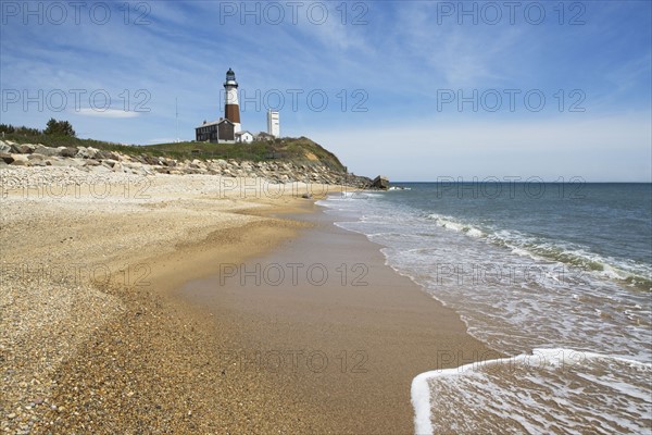 Beach with lighthouse in background. Photo : fotog