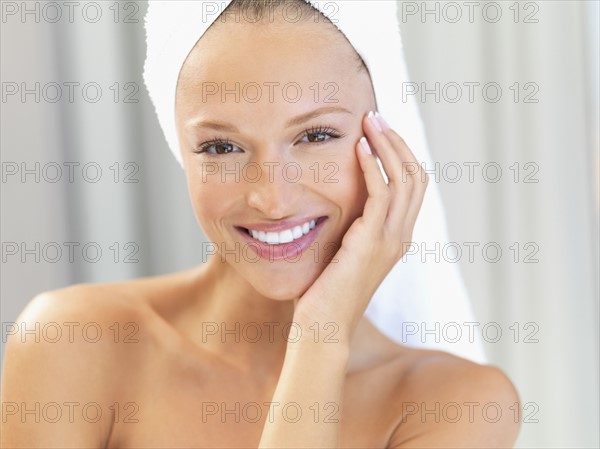 Woman with a towel wrapped around her head. Photo : momentimages