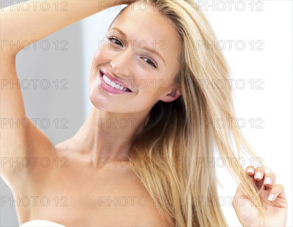 Woman wearing a towel. Photo : momentimages