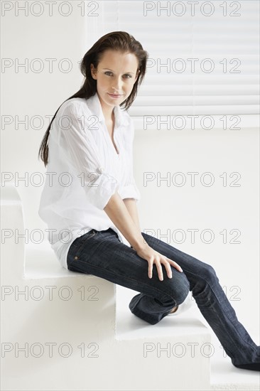 Casual woman sitting on stairs. Photo : momentimages