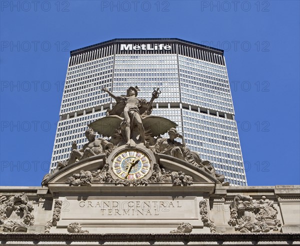 Statue on top of Grand Central Terminal building. Photo : fotog