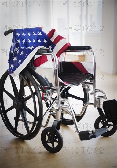 American flag draped on wheelchair. Photo : Jamie Grill