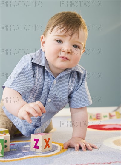 Toddler playing with blocks. Photo : Jamie Grill