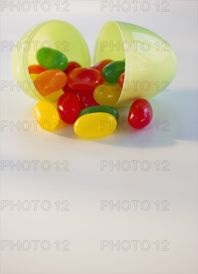 Jelly beans in a plastic Easter egg. Photo : Daniel Grill
