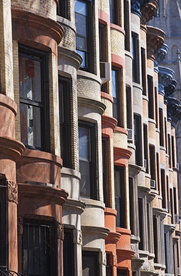 Windows on brownstone buildings. Photo : fotog