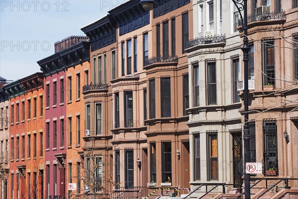 Row of brownstone townhouses. Photo : fotog