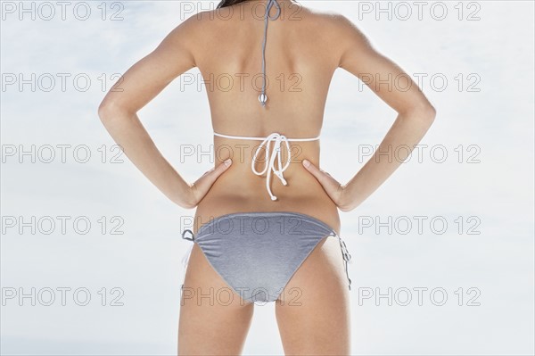Rear view of woman wearing a bikini. Photo : momentimages