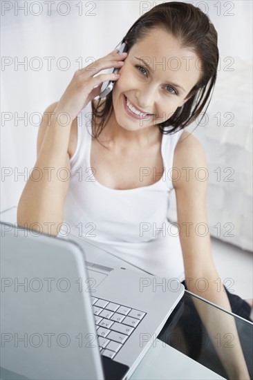 Casual looking woman talking on cell phone. Photo : momentimages