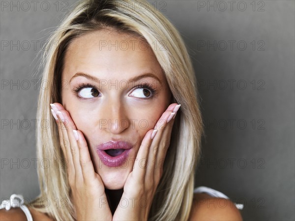 Surprised blond woman. Photo : momentimages