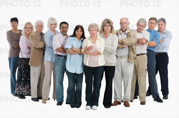 A row of people standing with their arms crossed. Photo : momentimages