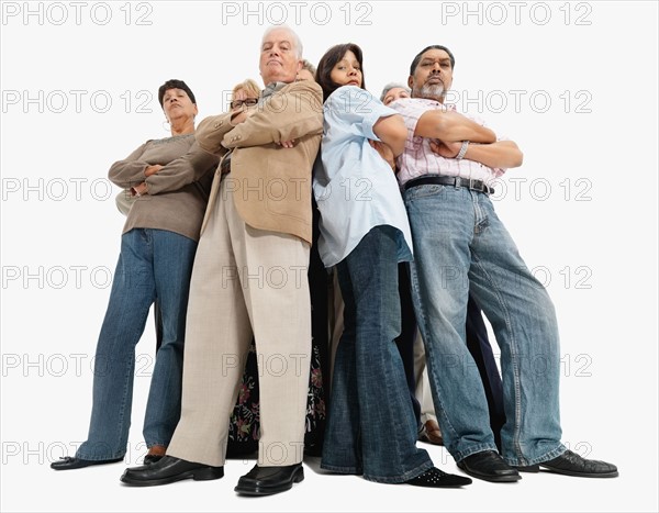 A group of a people standing with their arms crossed. Photo : momentimages