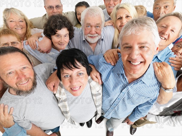 A group of people standing with their arms around each other. Photo : momentimages