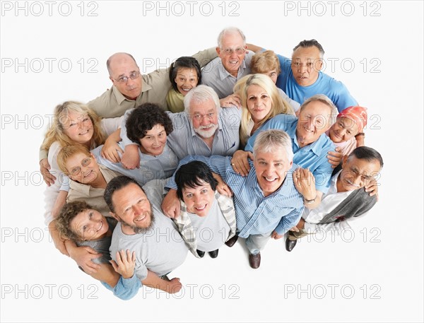 A group of people standing with their arms around each other. Photo : momentimages