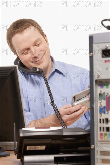 Businessman talking on phone. Photo : K.Hatt