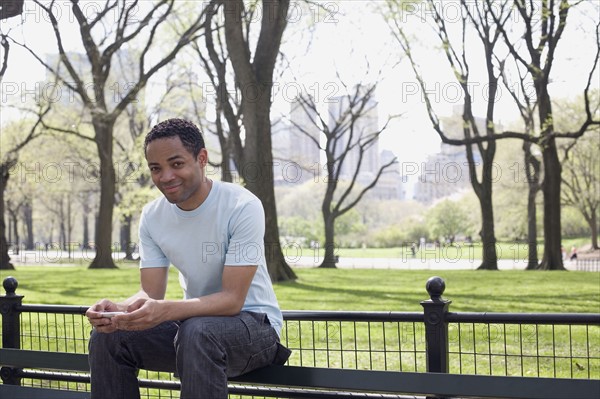 Man sitting on bench in Central Park. Photo : David Engelhardt