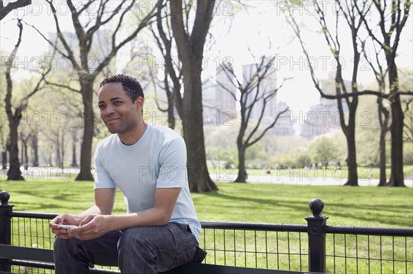 Man sitting on bench in Central Park. Photo : David Engelhardt