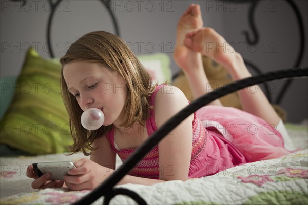 Young girl texting. Photo : Mike Kemp