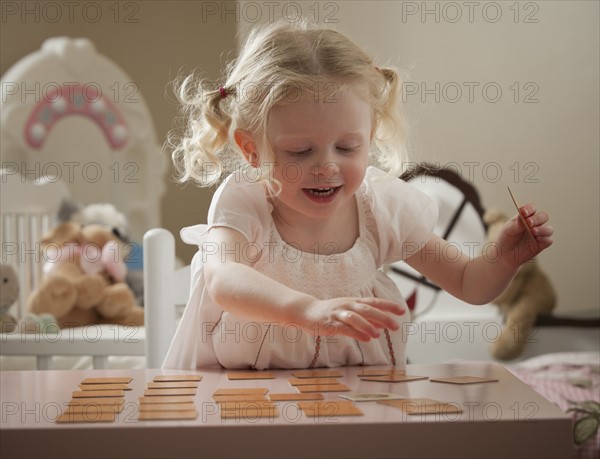 Young girl playing memory game. Photo : Mike Kemp