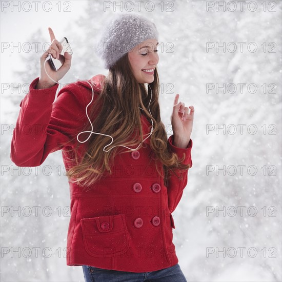 Woman listening to music on her I pod. Photo : Mike Kemp