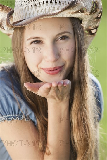 Beautiful cowgirl blowing a kiss. Photo : Mike Kemp