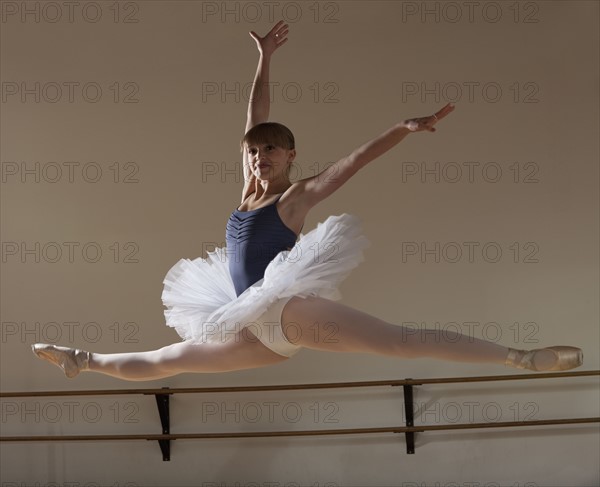 Ballet dancer jumping. Photo : Mike Kemp