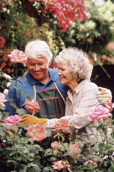 Senior couple gardening together. Photo : Rob Lewine