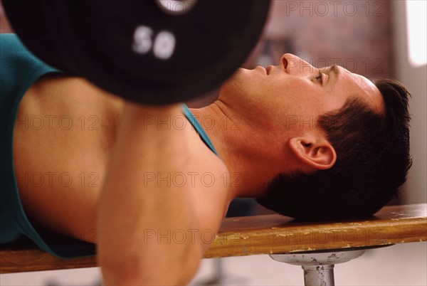 Man lifting free weights at gym. Photo : Rob Lewine