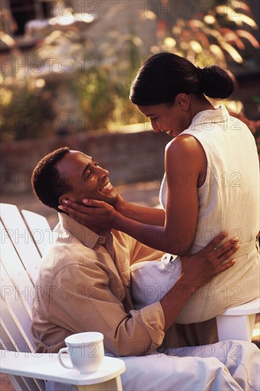 Affectionate couple sitting outdoors together. Photo : Rob Lewine