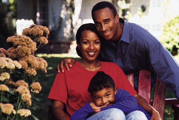 Portrait of parents and their young daughter. Photo : Rob Lewine