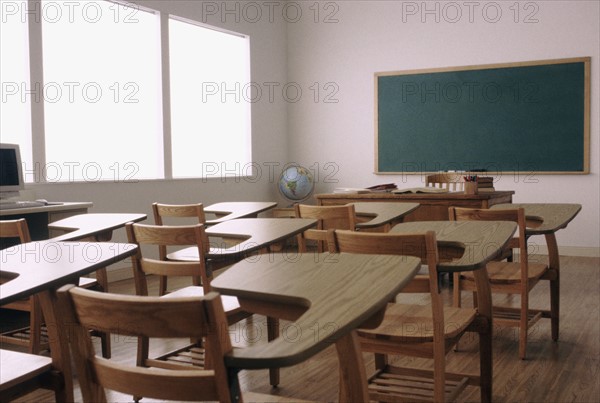 Empty desk in elementary school classroom. Photo : Rob Lewine