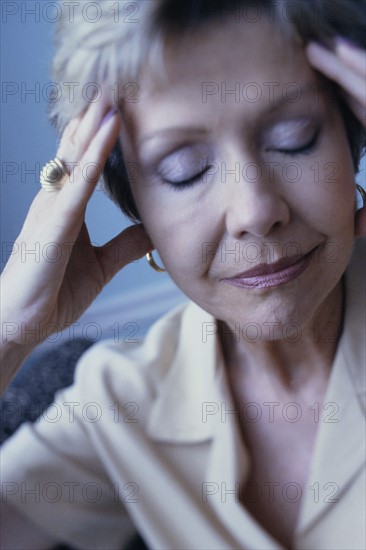 Woman with a headache. Photo : Rob Lewine