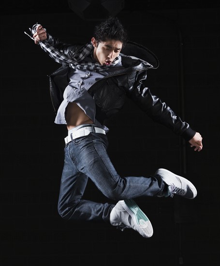 Hip hop dancer jumping in the air. Photo : Mike Kemp