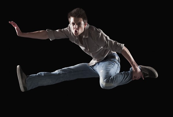 Male dancer jumping in the air. Photo : Mike Kemp