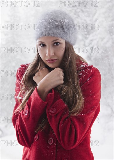 Cold woman standing outside on a snowy day. Photo : Mike Kemp