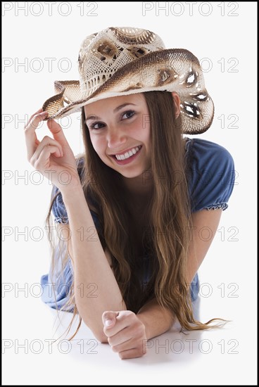 Beautiful cowgirl tipping her hat. Photo : Mike Kemp