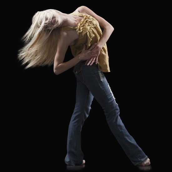 Blond woman dancing. Photo : Mike Kemp