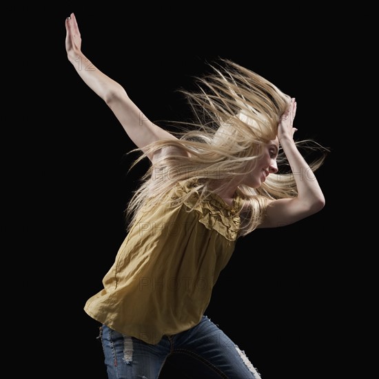 Blond woman dancing. Photo : Mike Kemp