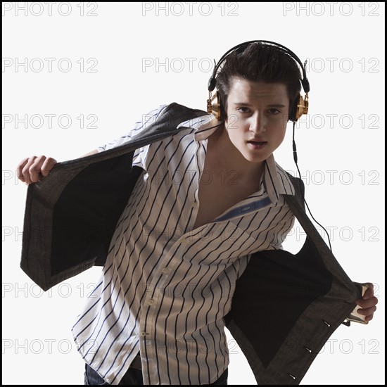 Male dancer listening to music on mp3 player. Photo : Mike Kemp