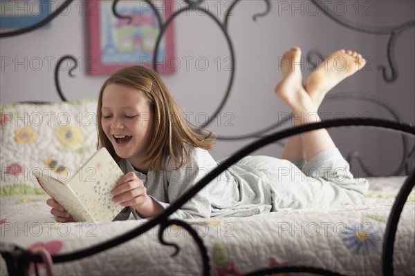 Young girl reading her diary. Photo : Mike Kemp