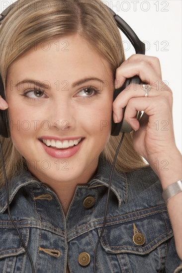 Pretty blond woman wearing headphones. Photo : K.Hatt